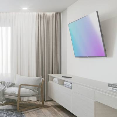 Moderner Wohnraum mit hölzernem Boden, einem Sessel, Vorhängen und einem Flachbildfernseher an der Wand. Minimalistische Einrichtung.