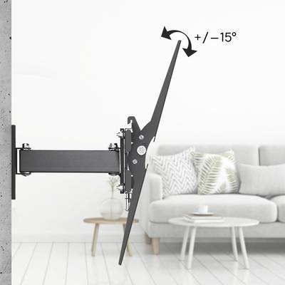 Wandhalterung für Fernseher an Wand montiert. Zeigt Neigungsoptionen von +/- 15 Grad. Hintergrund: Wohnzimmer mit Sofa und Tisch.