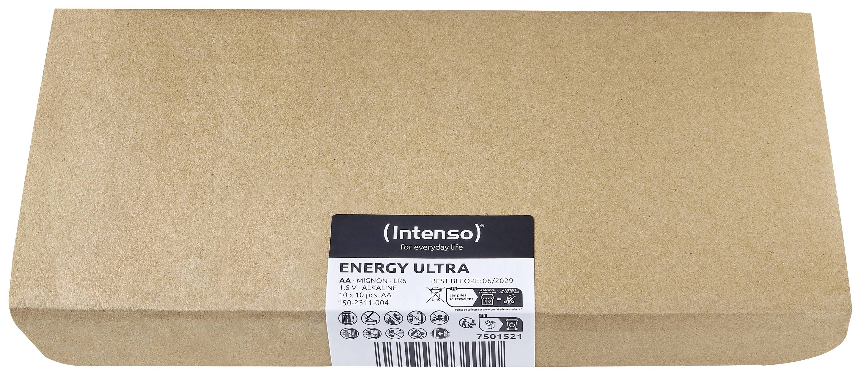 Ein braunes Paket mit der Aufschrift 'Intenso Energy Ultra', enthält AA-Alkaline-Batterien, 1,5V.