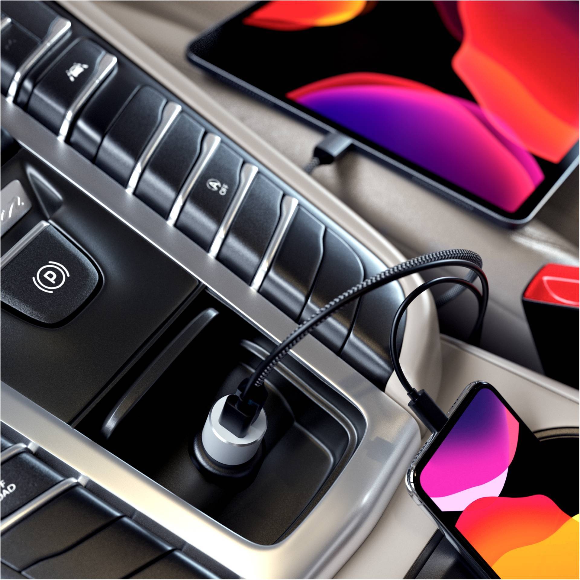 Smartphone wird im Auto über USB-Ladegerät aufgeladen, Bildschirm zeigt bunte Grafiken. Armaturenbrett und Ladekabel sichtbar.