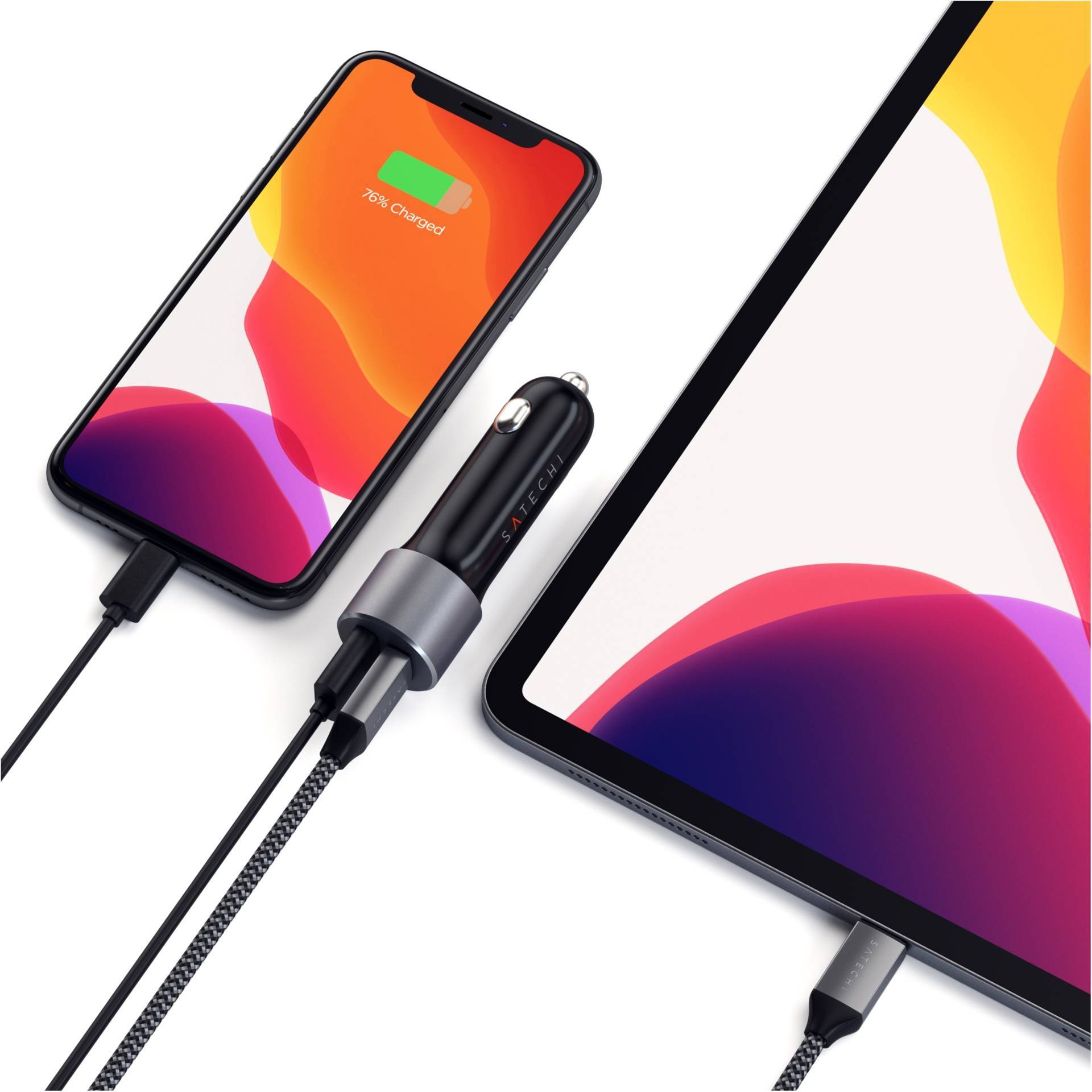 Smartphone und Tablet werden über ein schwarzes USB-Kabel an ein Autoladegerät angeschlossen. Display zeigt Ladevorgang.