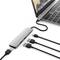Ein Laptop mit einem USB-C-Adapter, der an der Seite angeschlossen ist. Der Adapter verfügt über mehrere USB-Anschlüsse mit verbundenen Kabeln.