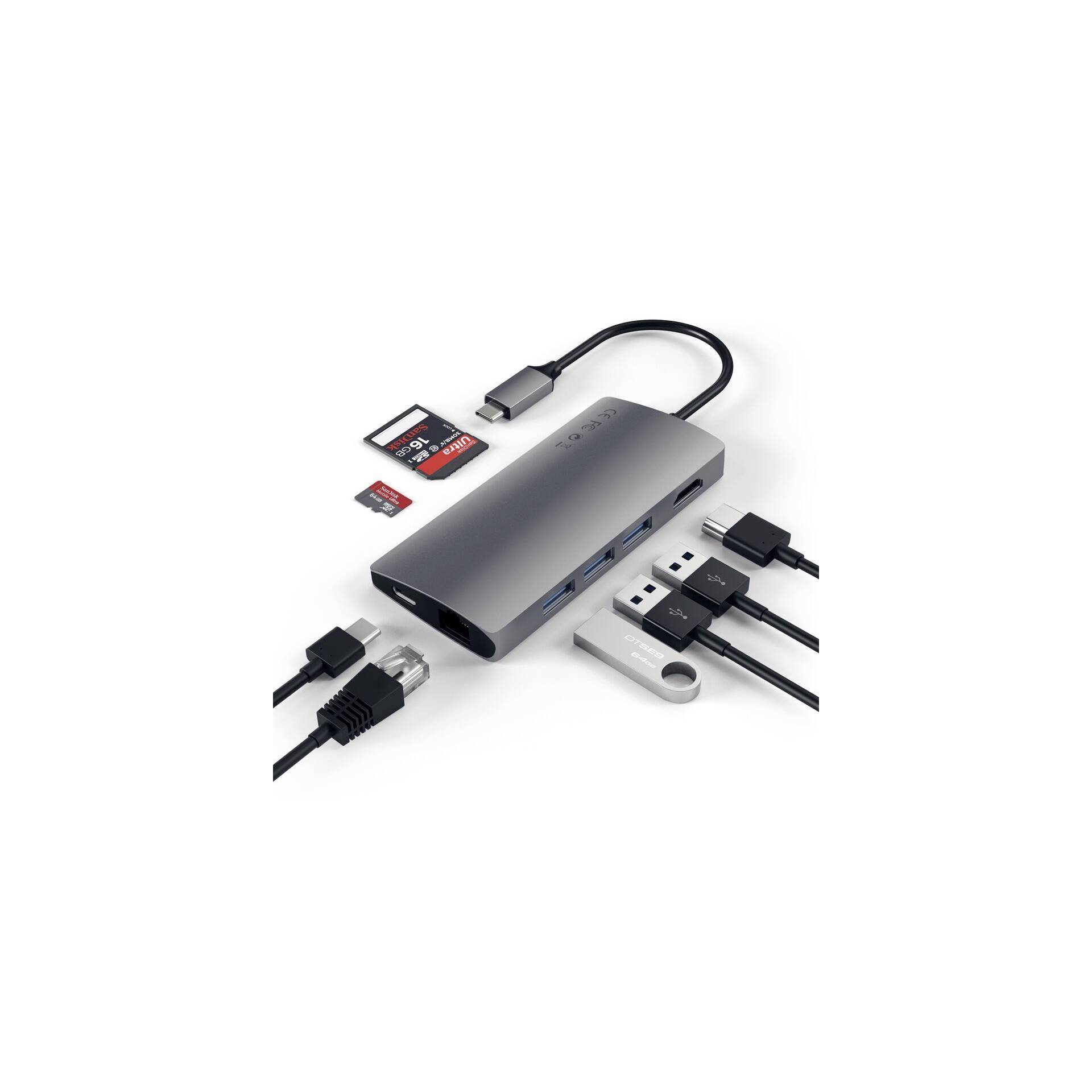 Ein Mehrfachadapter mit USB- und HDMI-Anschlüssen, Ethernet-Port, SD-Kartensteckplätze und angeschlossenen Kabeln ist abgebildet.