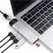 Ein Laptop mit einer externen USB-C-Hub-Erweiterung. Mehrere Kabel und ein SD-Kartenleser sind angeschlossen, zeigen Erweiterungsmöglichkeiten.