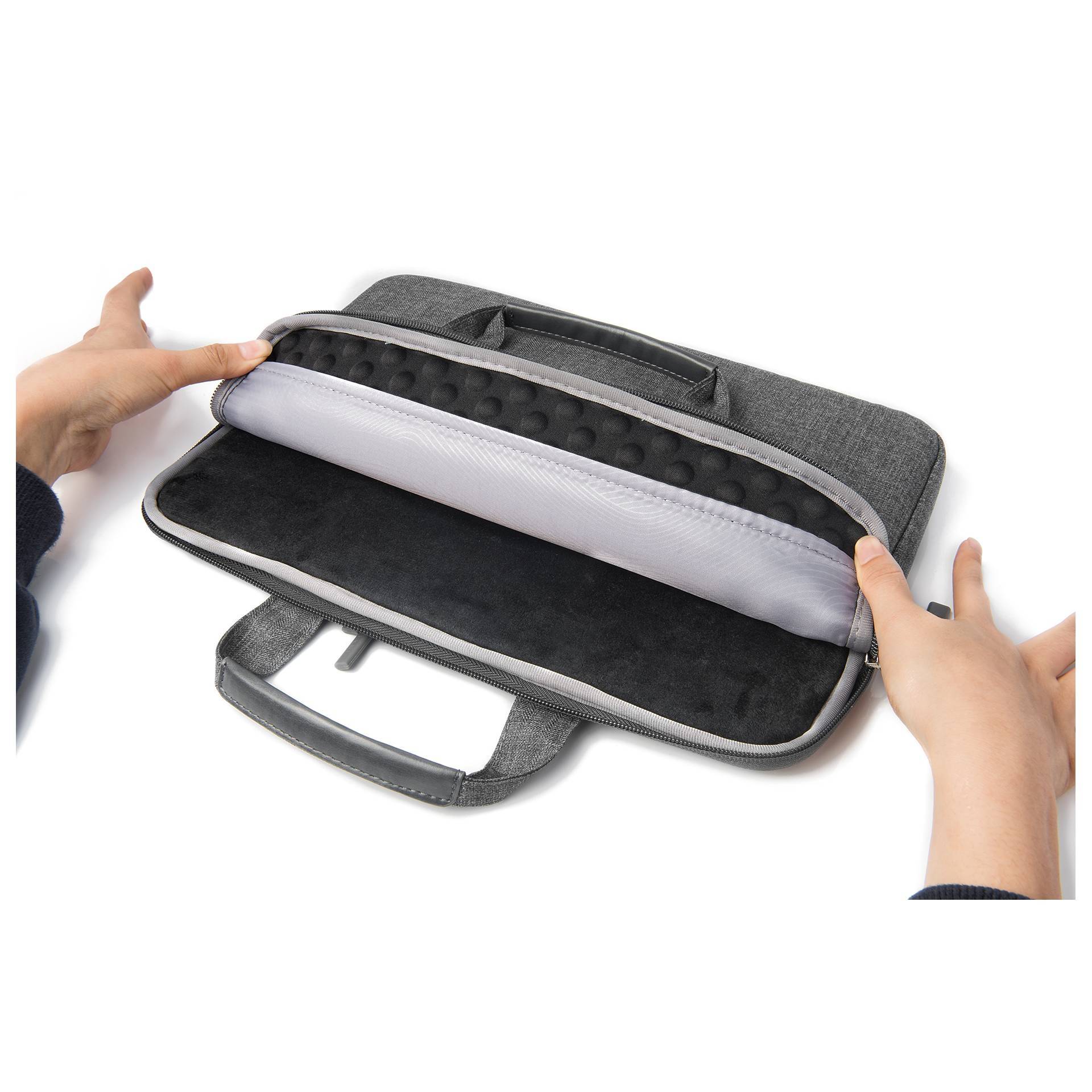 Eine graue Laptop-Tasche wird geöffnet, um das gepolsterte Innenfach zu zeigen, das Schutz für elektronische Geräte bietet.