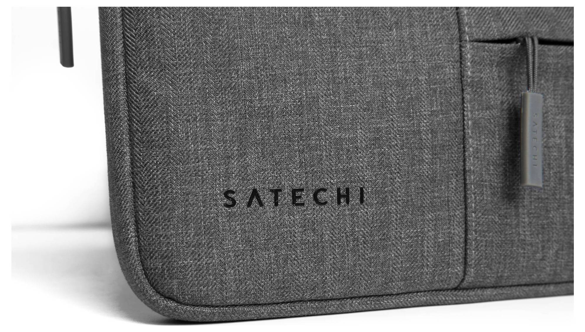 Graue Laptop-Tasche mit dem Logo 'SATECHI' vorne. Die Tasche hat ein schlankes, texturiertes Design und einen Reißverschluss.