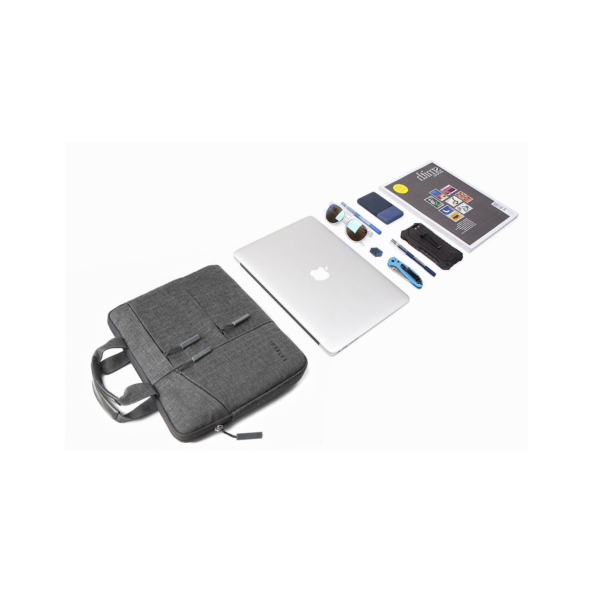 Eine schwarze Aktentasche, ein Laptop, eine Zeitschrift, eine Sonnenbrille, Kopfhörer und Stifte sind ordentlich auf einem Tisch angeordnet.