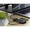 Ein Laptop ist mit einem USB-Hub verbunden, an dem Kabel und USB-Laufwerke angeschlossen sind. Ein Monitor und eine Pflanze stehen daneben.