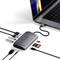 MacBook mit angeschlossenem USB-C-Hub, verschiedenen Kabeln und Speicherkarten. Der Hub erweitert Anschlussmöglichkeiten des Laptops.