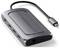 Ein USB-C-Hub mit vier USB-Anschlüssen, einem HDMI-Port, einem Ethernet-Anschluss und einer Audiobuchse, markiert mit 'Satechi'.
