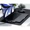 Ein offener Laptop auf einem Tisch, mit einem angeschlossenen USB-Hub und einer Maus daneben. Im Hintergrund ist eine Pflanze.