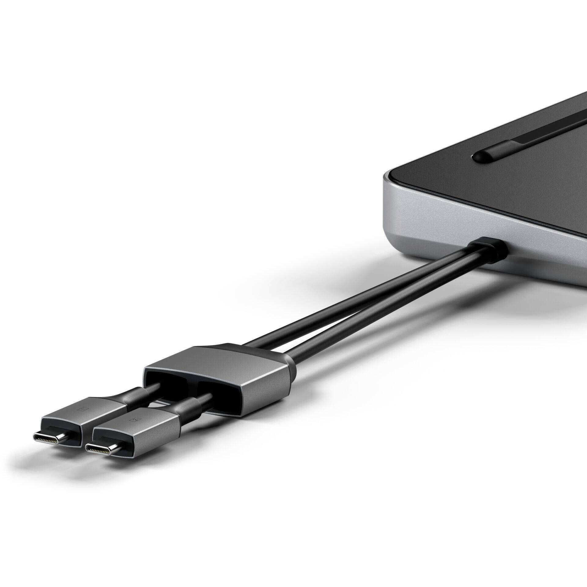 USB-C-Hub mit mehreren Steckplätzen für Datenübertragung und Laden. Schwarze Kabel sind angeschlossen und bereit zur Nutzung.