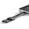 USB-C-Hub mit mehreren Steckplätzen für Datenübertragung und Laden. Schwarze Kabel sind angeschlossen und bereit zur Nutzung.