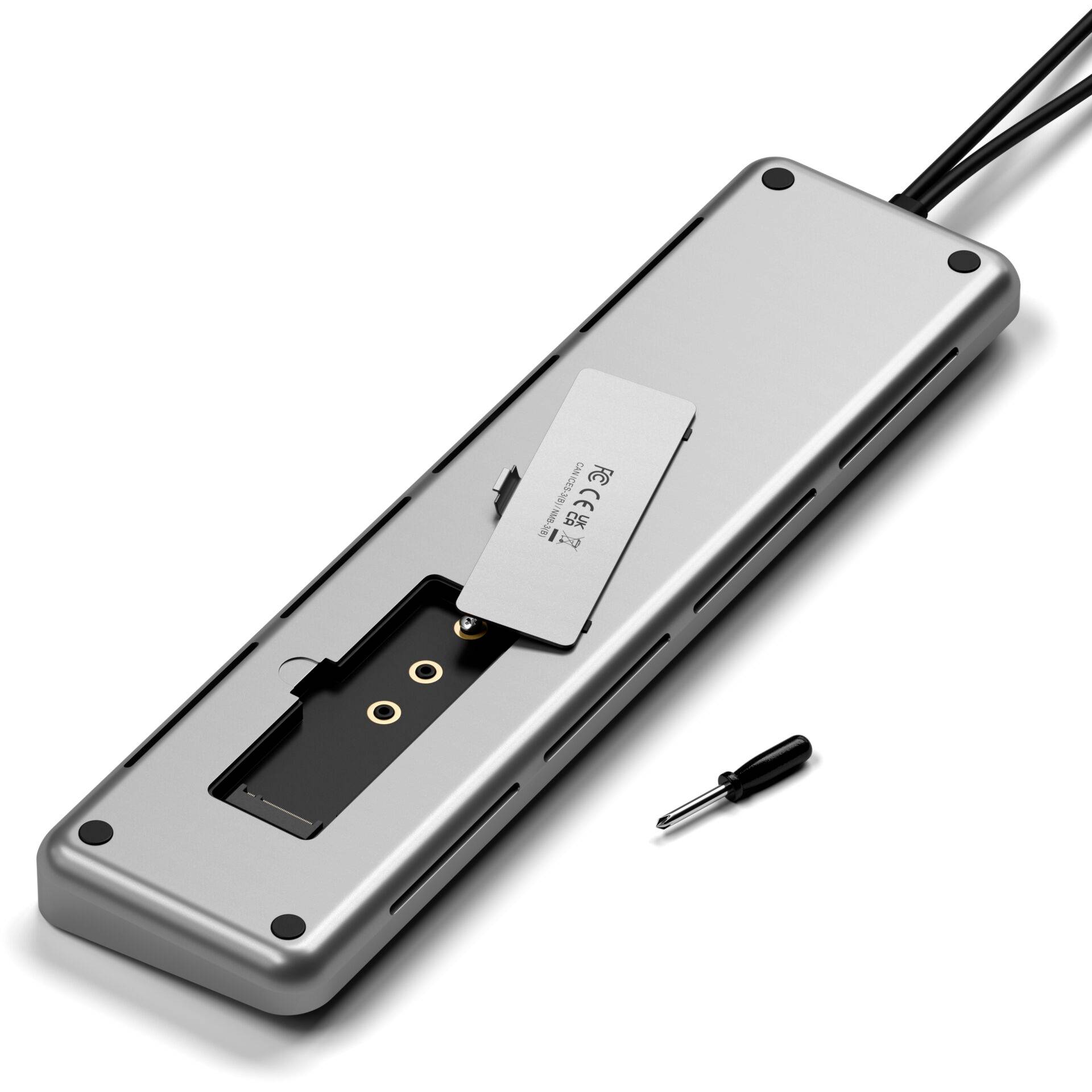 Die Rückseite eines elektronischen Geräts mit einem offenen Batteriefach und einem kleinen Schraubenzieher daneben.