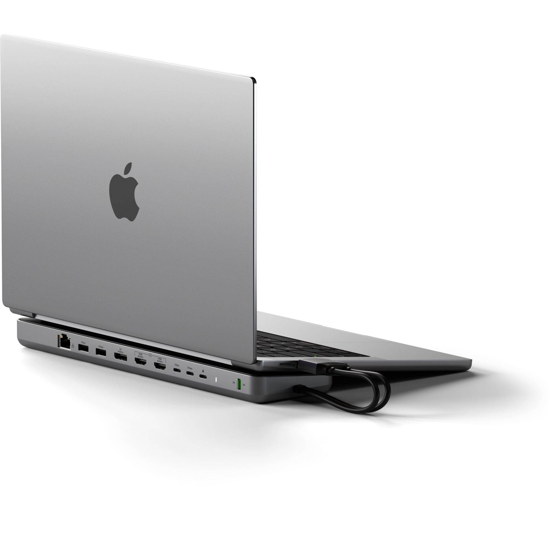 Ein geöffneter Laptop mit silbernem Gehäuse, das Apple-Logo sichtbar. Zahlreiche Anschlüsse an der linken Seite, zwei Kabel angeschlossen.