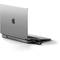 Ein geöffneter Laptop mit silbernem Gehäuse, das Apple-Logo sichtbar. Zahlreiche Anschlüsse an der linken Seite, zwei Kabel angeschlossen.