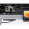 Laptop verbunden mit Dockingstation, die mehrere Kabel an Monitor anschließt. Monitor zeigt Bild einer TV-Serie und Dateimanager.