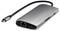 Ein silberner USB-C-Hub mit mehreren Anschlüssen, darunter HDMI, USB-A, Ethernet und SD-Kartensteckplätze. Verbindet Geräte mit einem Laptop.