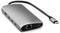 Ein silberner USB-C-Hub mit mehreren Anschlüssen, darunter HDMI, USB-A, Ethernet und USB-C, bietet vielseitige Anschlussmöglichkeiten.