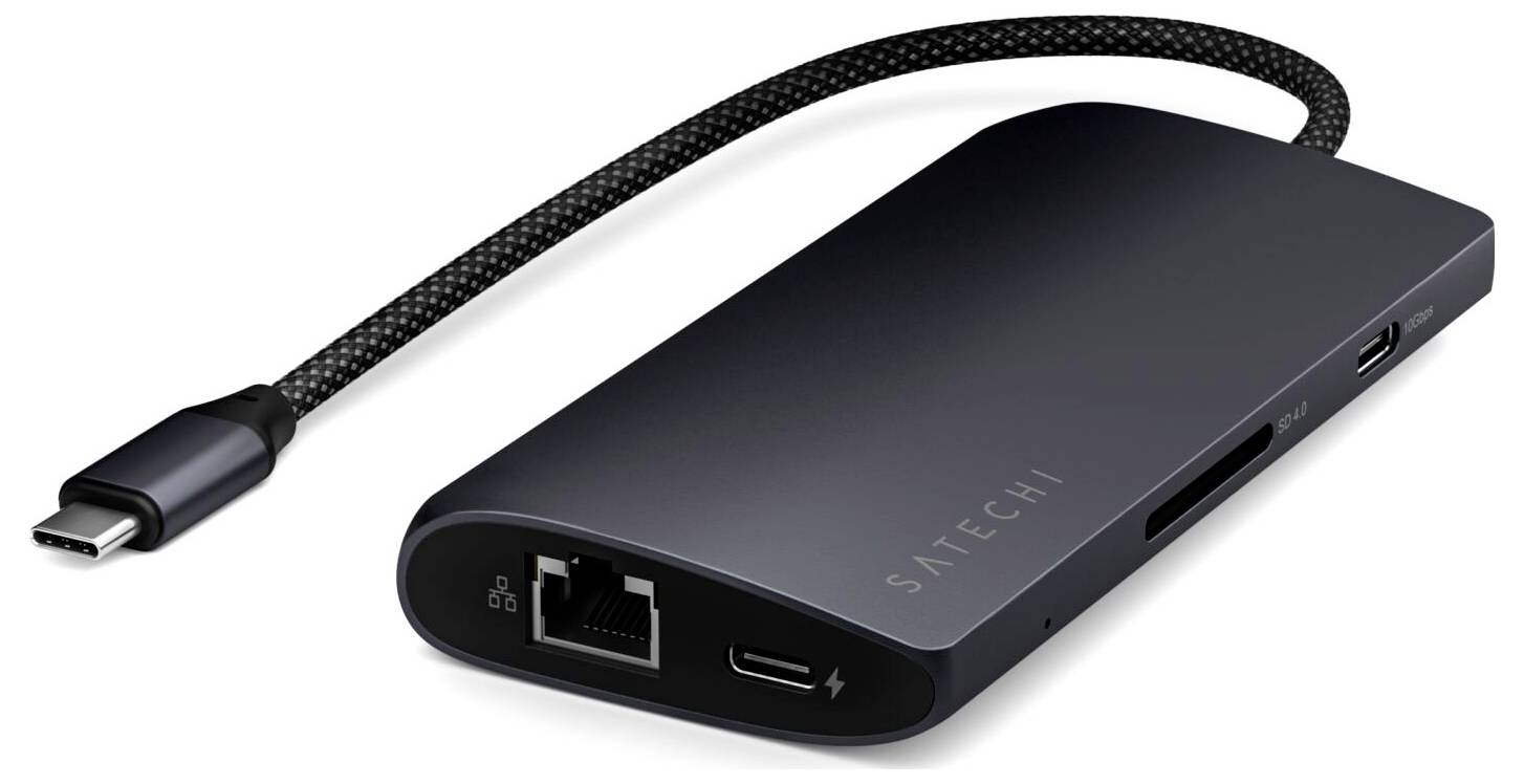 USB-C Hub mit mehreren Anschlüssen: Ethernet, HDMI, USB und SD-Kartenleser. Text auf dem Gerät: 'Satechi'.