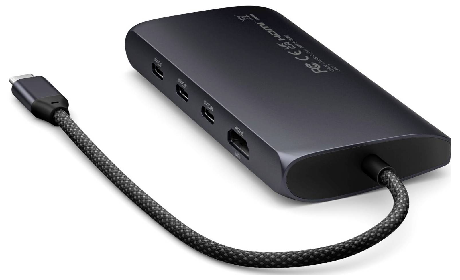 Ein schwarzer USB-C-Hub mit vier Anschlüssen: HDMI, USB-C, und zwei USB-A. Verbunden durch ein geflochtenes Kabel.