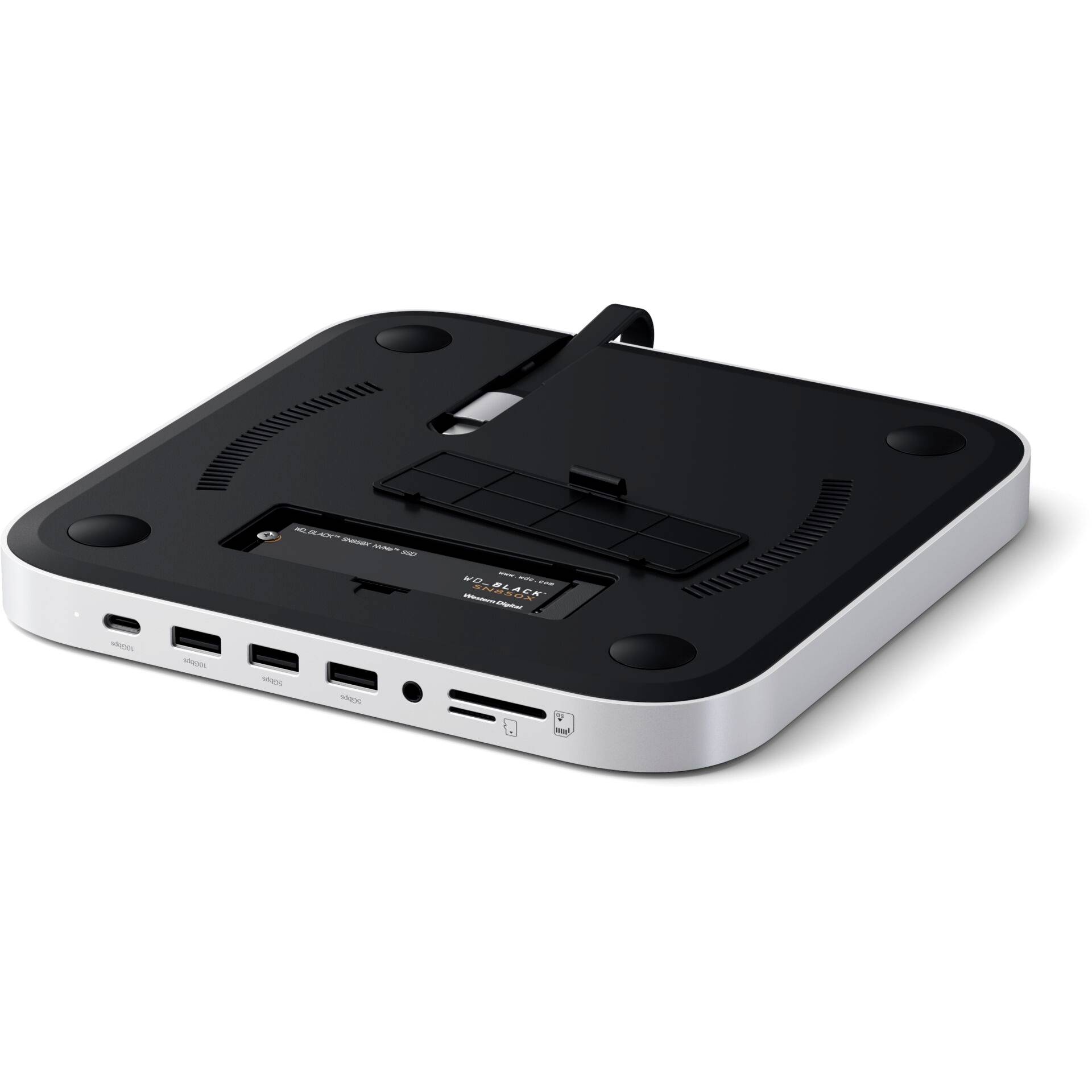 Eine schwarze verstellbare Laptop-Dockingstation mit mehreren Anschlüssen, darunter HDMI, USB, Ethernet und SD-Kartensteckplätze, von unten gesehen.