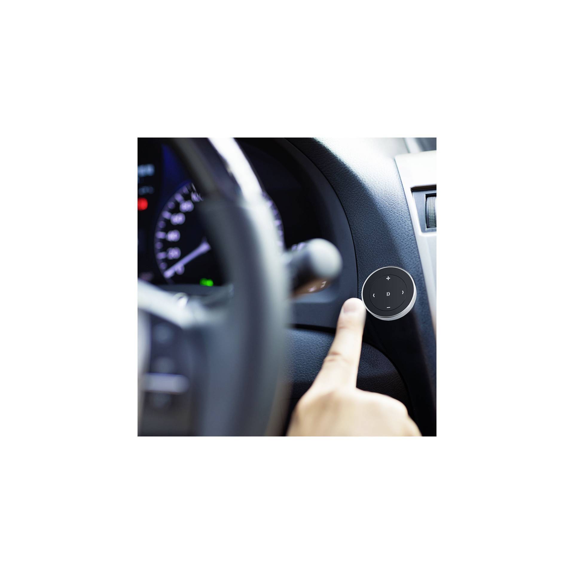 Eine Person drückt einen Knopf auf dem Armaturenbrett eines Autos, in der Nähe des Lenkrads.