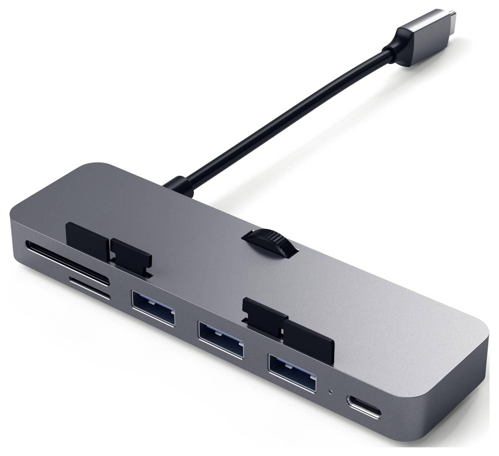 Ein grauer USB-C-Hub mit mehreren Anschlüssen: drei USB-A, ein HDMI, ein SD-Kartensteckplatz und ein USB-C-Anschluss an einem Kabel.