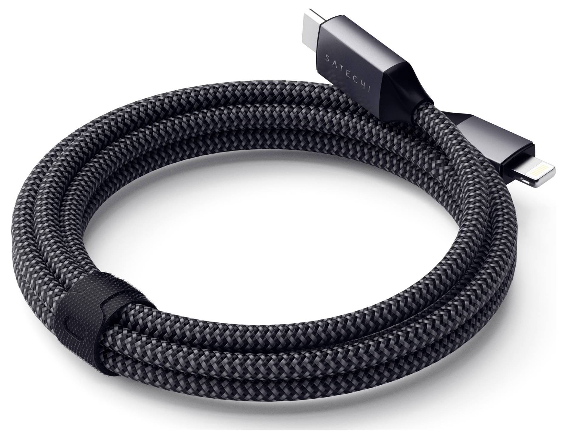 Ein geflochtenes schwarzes Kabel mit USB-C- und Lightning-Anschlüssen, das ordentlich aufgerollt und mit einem Klettverschluss gesichert ist.