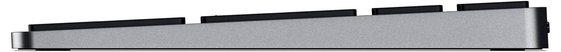 Silberne Metallrampe mit schwarzen Antirutschstreifen an mehreren Stellen. Sie steht für Mobilitätshilfen.