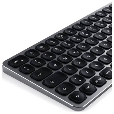 Schwarze, moderne Tastatur mit abgerundeten Tasten und klarer Beschriftung. Schräger Blickwinkel zeigt linke Tastenreihe.