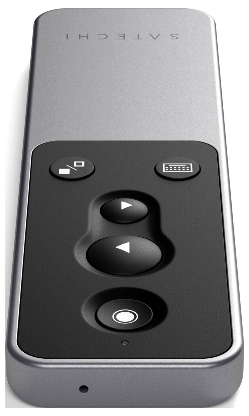 Eine schwarze Fernbedienung mit silbernem Rand. Oben links ein Bildschirm-Icon, darunter Pfeiltasten, in der Mitte eine Oben-Pfeil-Taste.