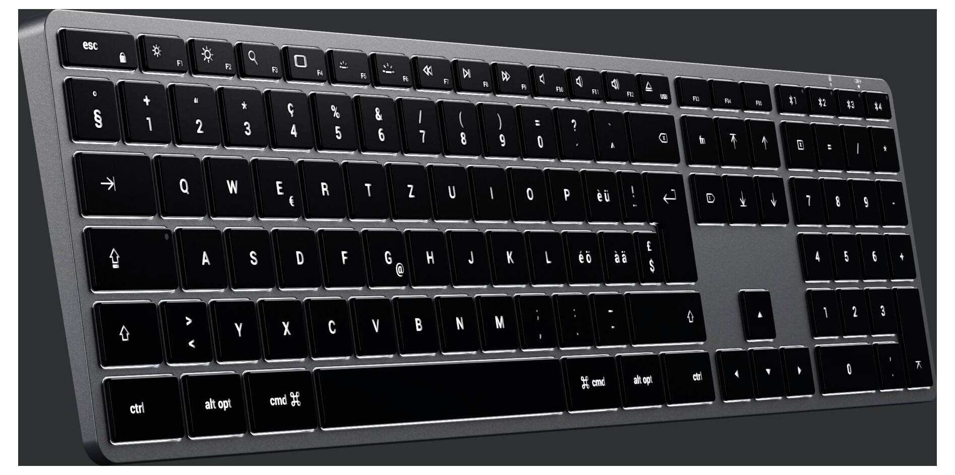 Schwarze Computertastatur mit QWERTZ-Layout und Ziffernblock. Tasten sind matt und beschriftet, Gehäuse aus metallischem Material.