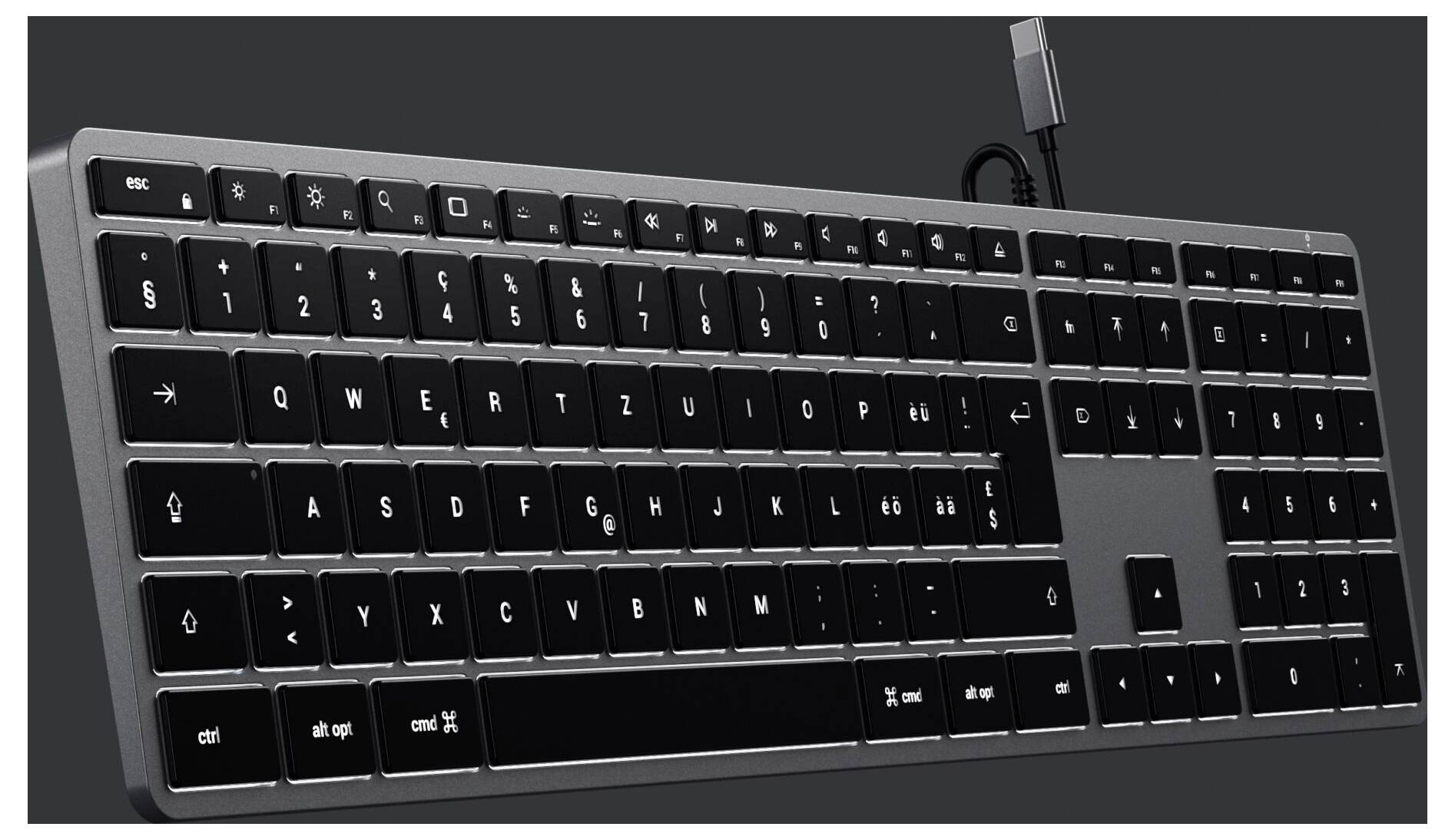 Eine schwarze Tastatur mit deutschem QWERTZ-Layout, Zahlenreihe oben, Funktionstastenreihe, und einem Anschlusskabel auf grauem Hintergrund.