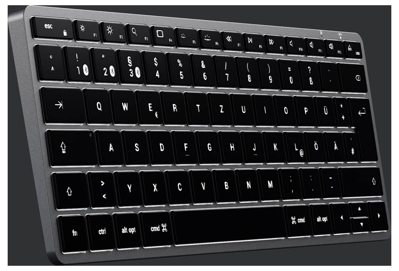 Schwarze Computer-Tastatur mit deutschem QWERTZ-Layout, silbernem Gehäuse und Funktionstastenreihe oben.