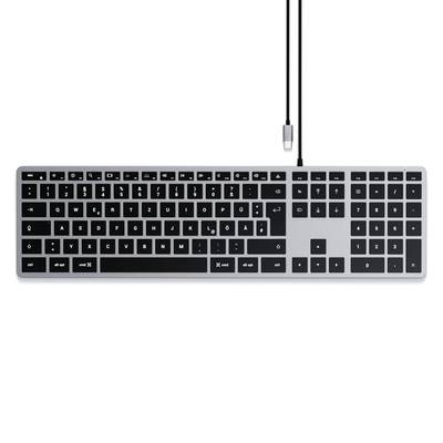 Eine flache, drahtgebundene Tastatur mit deutschem QWERTZ-Layout, kabelgebunden mit USB-Anschluss, zeigt schwarze Tasten mit weißer Beschriftung.