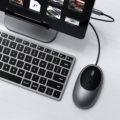 Eine Computermaus und -tastatur sind mit einem Monitor verbunden, der einen Datei-Explorer mit mehreren geöffneten Ordnern anzeigt.