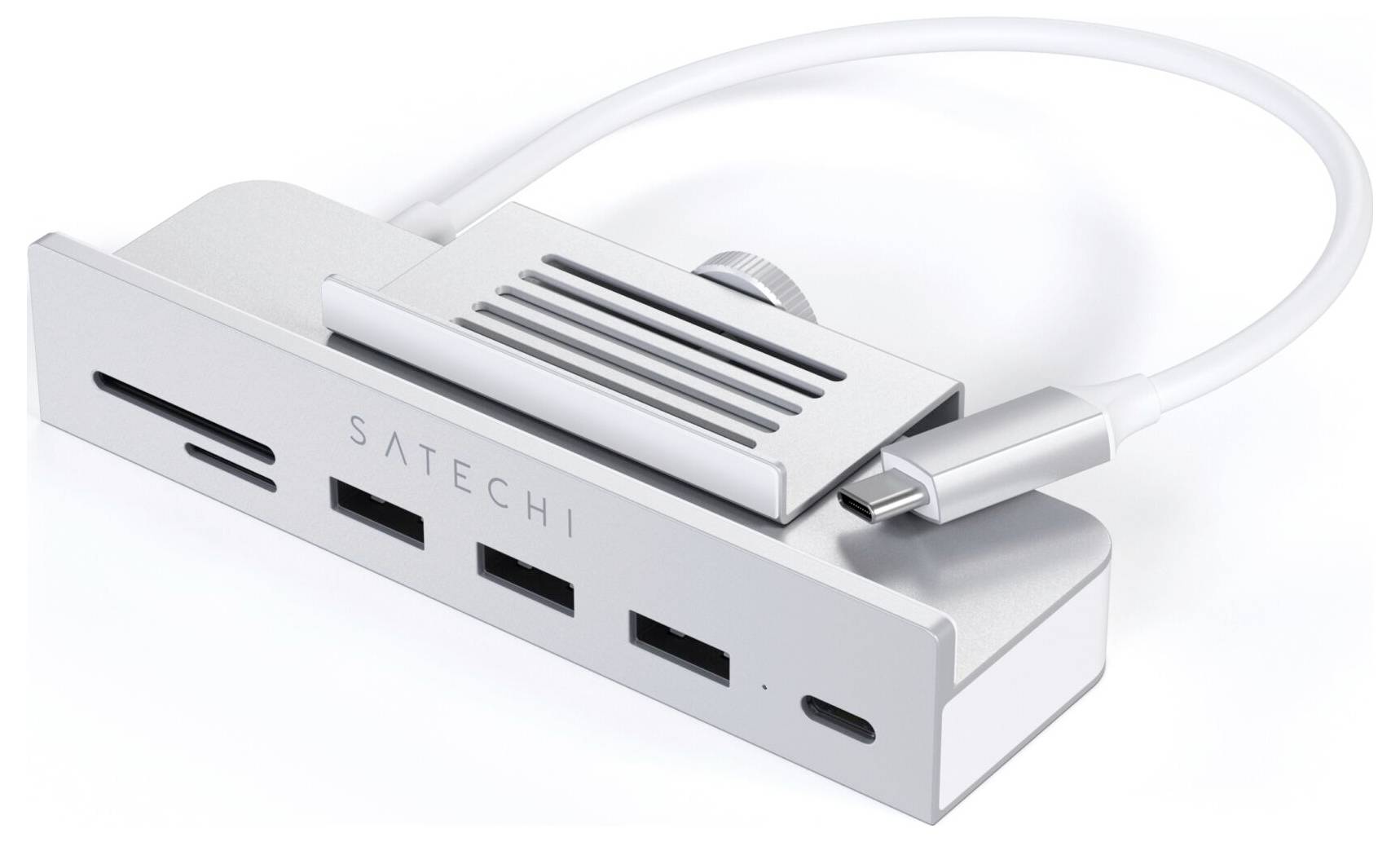 Ein silberfarbener USB-C-Adapter mit drei USB-Anschlüssen, einem SD-Kartensteckplatz und einem zusätzlichen Datenkabel. Von Marke 'Satechi'.