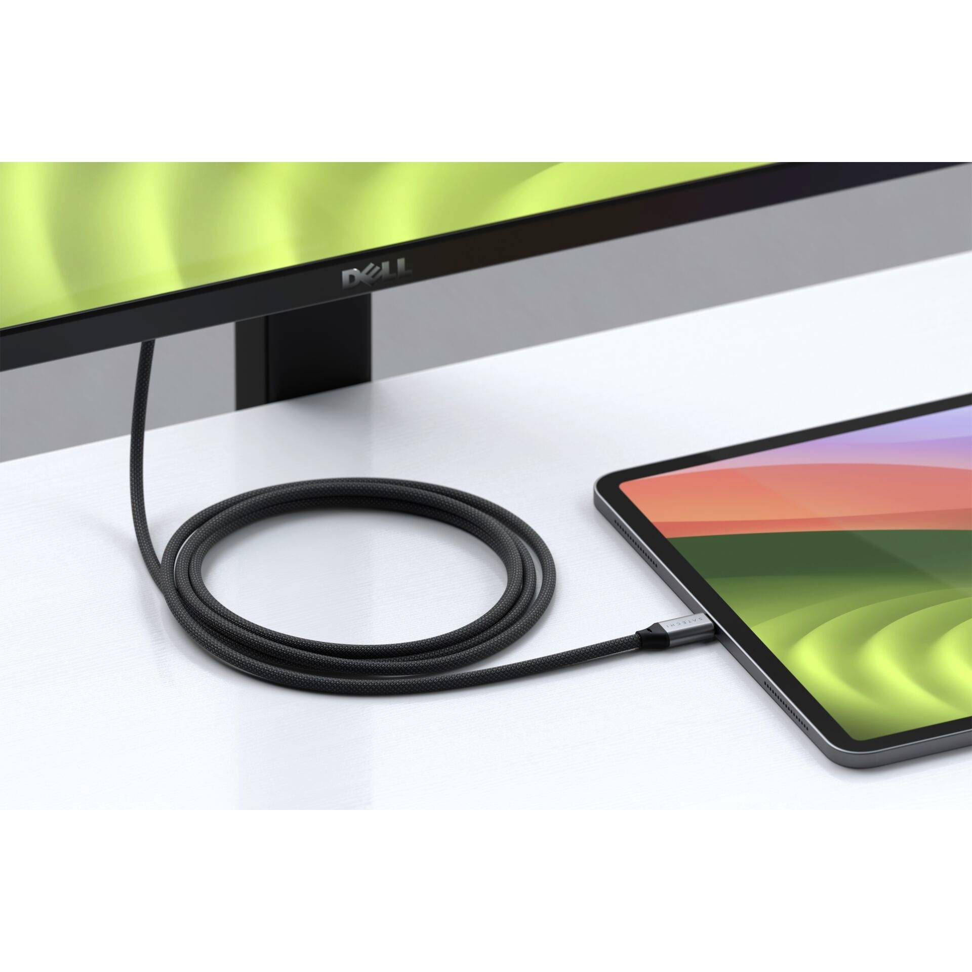 Ein Tablet ist über ein geflochtenes Kabel mit einem Monitor verbunden.