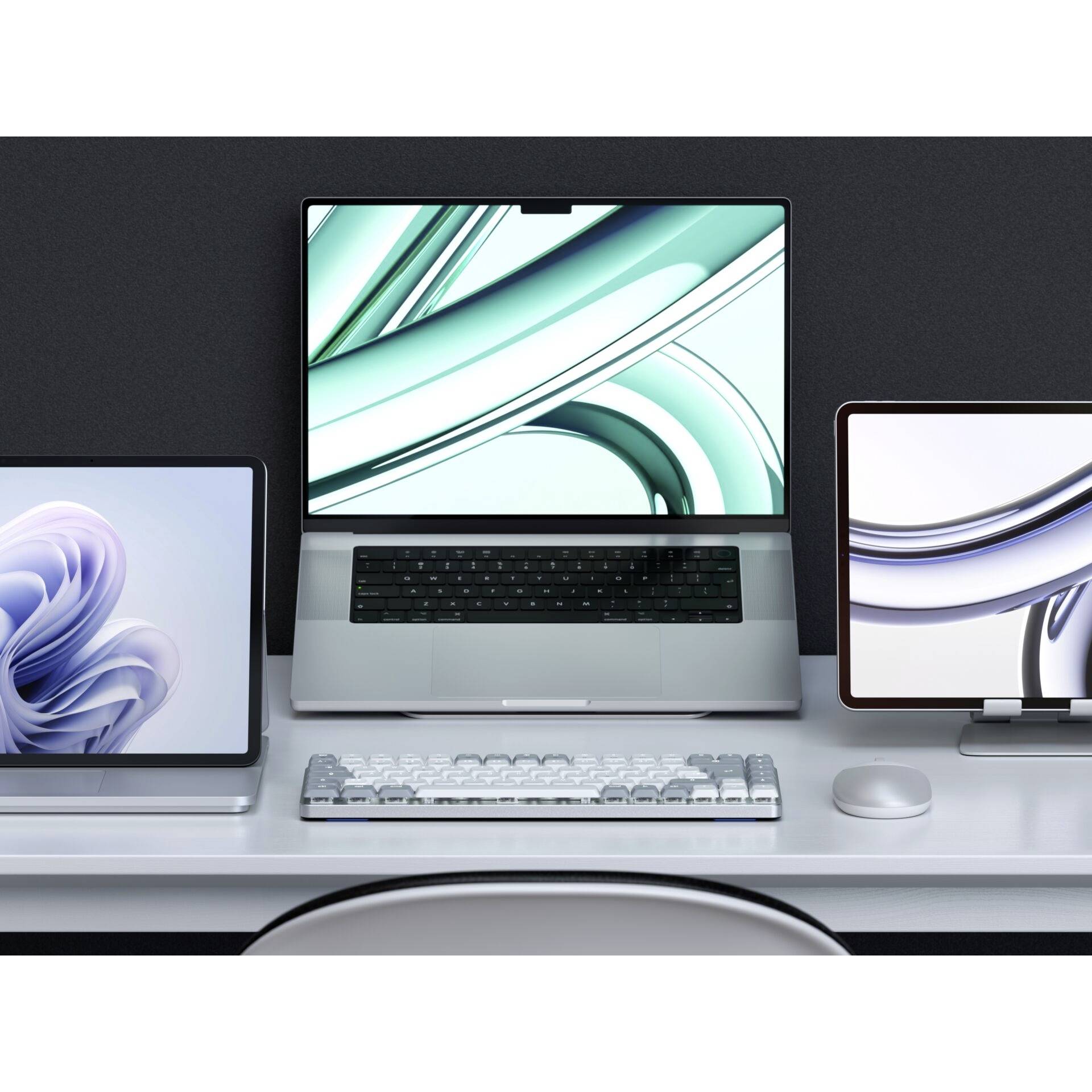 Ein Schreibtisch mit einem Laptop in der Mitte und zwei Tablets links und rechts. Alle Bildschirme zeigen abstrakte Muster.