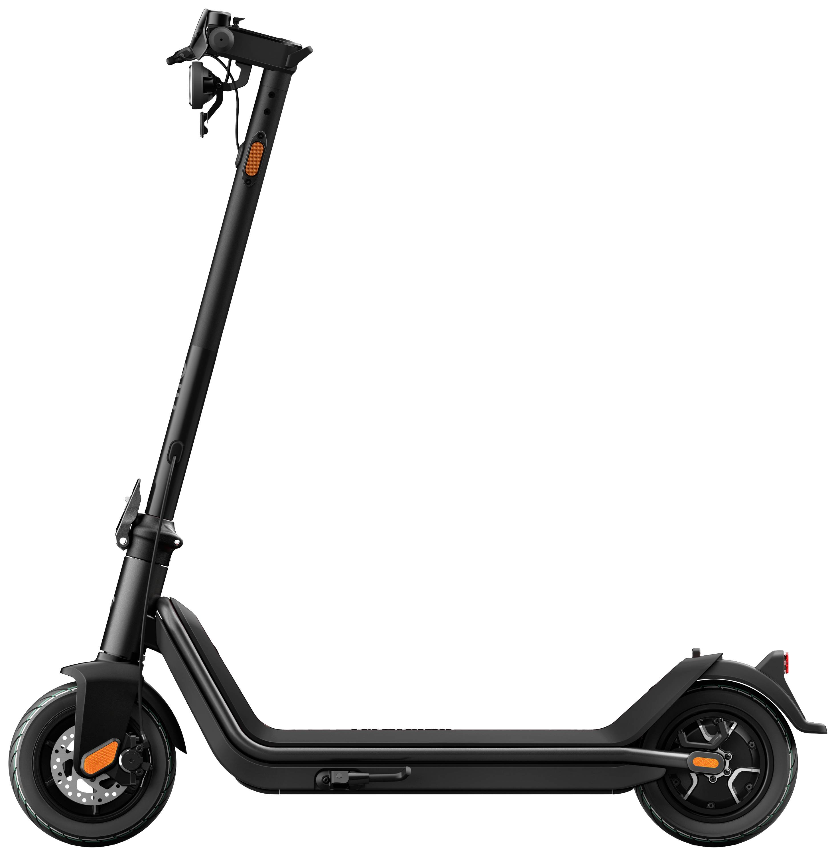 Ein schwarzer Elektro-Scooter mit schlankem Design steht seitlich. Er hat orangefarbene Akzente und moderne Räder.