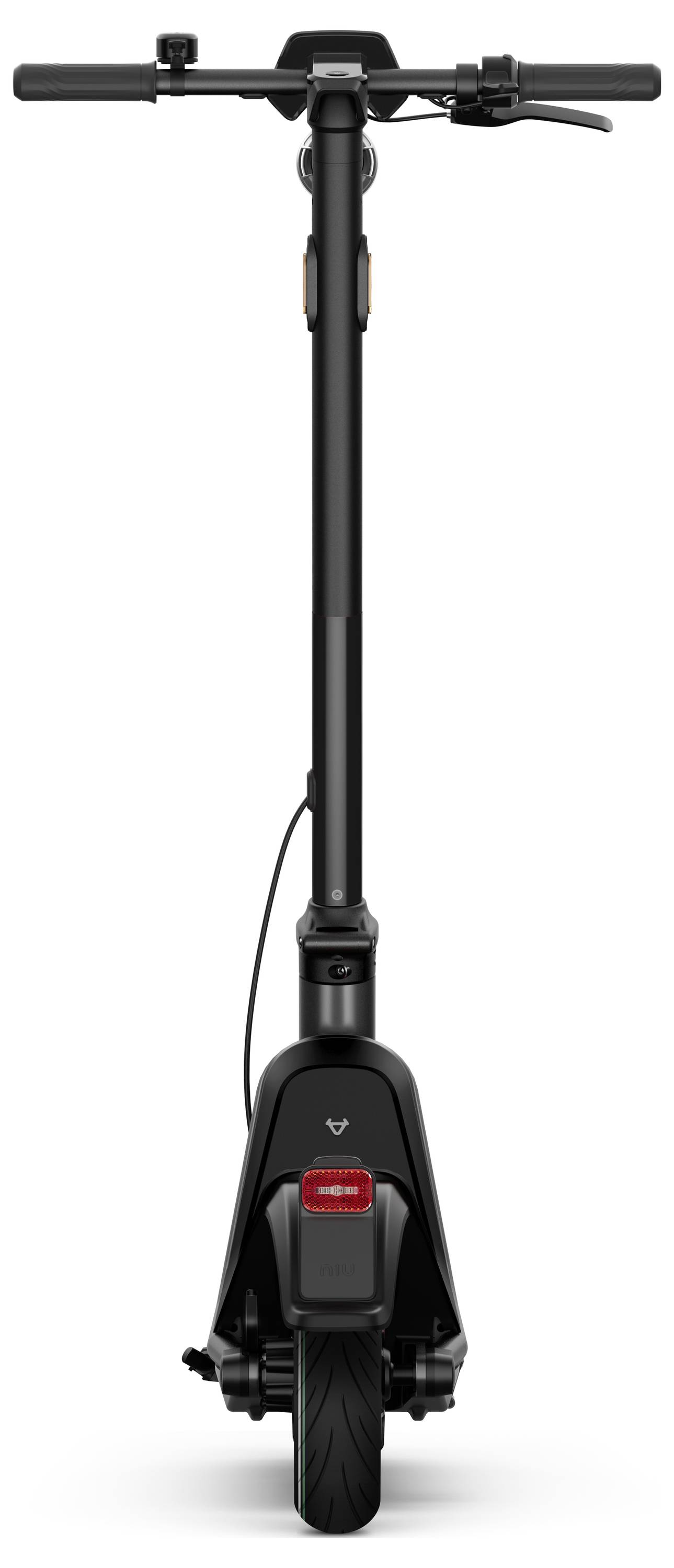 Ein schwarzer Elektroroller, frontal abgebildet, zeigt das Vorderrad, den Lenker mit Bremshebeln und einem Display in der Mitte.