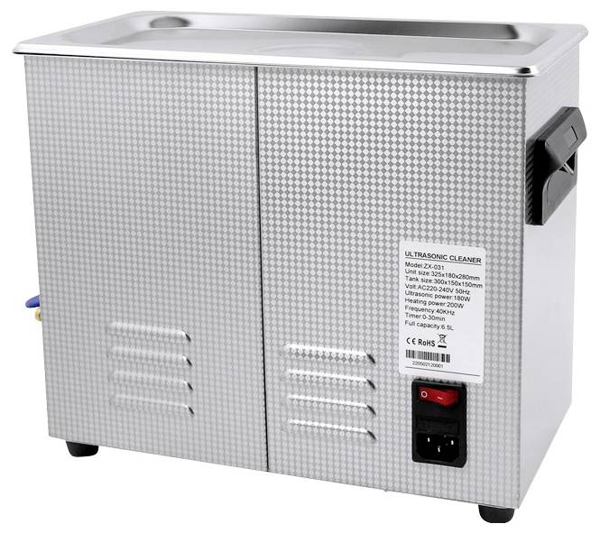 Ultraschallreiniger aus Metall mit einem Wassertank und Bedienelementen an der Vorderseite. Etikett mit technischen Daten sichtbar.