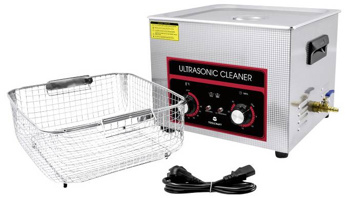 Ein Ultraschallreiniger mit Metallkorb und Netzkabel. Gerät zeigt Bedienelemente und Schaltflächen auf der Vorderseite.
