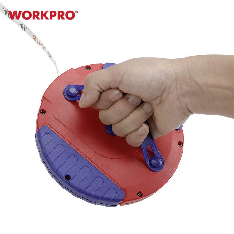 Eine Hand hält ein rotes und blaues Maßband der Marke 'WORKPRO'. Das Band rollt sich ein.
