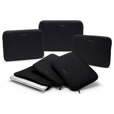 Mehrere schwarze Laptophüllen verschiedener Größen, teils mit Laptops darin, auf weißem Hintergrund angeordnet.