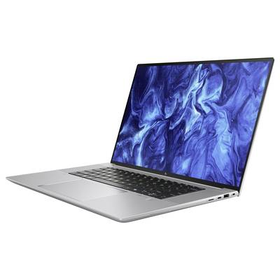 Silberner Laptop mit geöffneter Position, zeigt einen Bildschirm mit blauem abstraktem Muster. Tastatur und Anschlüsse sind sichtbar.