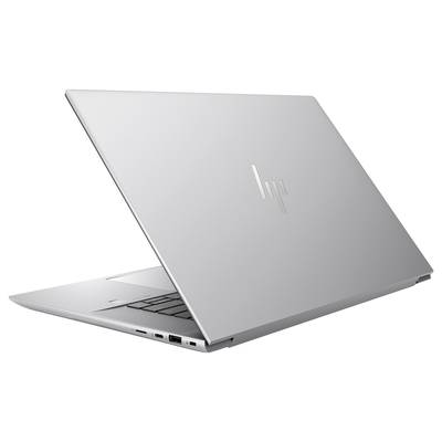 Ein Silber-Laptop auf einem weißen Hintergrund, halb geöffnet, zeigt die Rückseite mit einem stilisierten Logo in der Mitte.