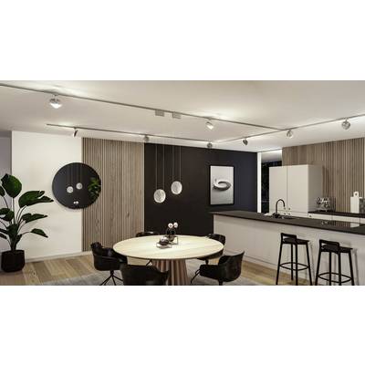 Moderne Küche mit runder Holztafel und schwarzen Stühlen, Hängeleuchten, schwarz-weißen Wänden und Spiegel; Pflanzenakzent rechts.