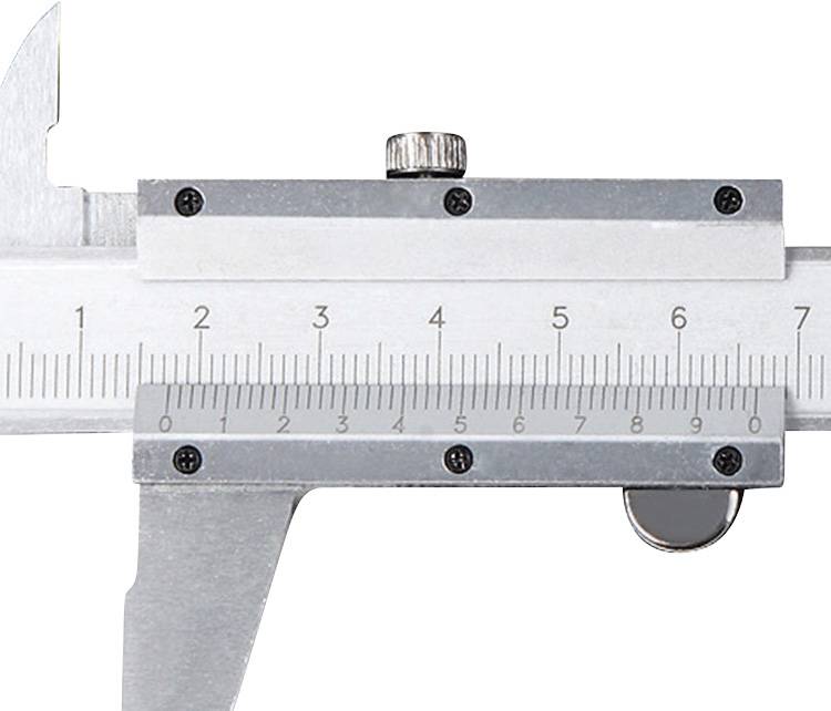 Messschieber zeigt 4,2 Zentimeter. Detailaufnahme von Maßskala und Klemmvorrichtung. Werkzeug zur genauen Bestimmung von Abständen.